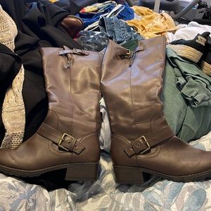 Woman’s brown boots size 8